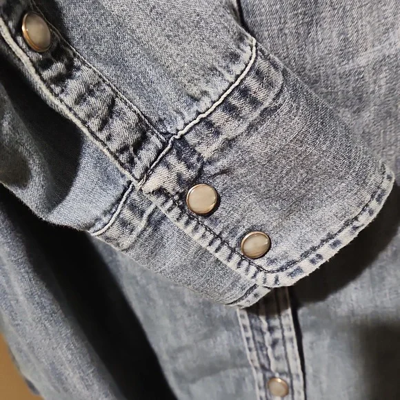 ❤️ J CREW CHAMBRAY WESTERN SHIRT / TOP WITH SNAP SHELL BUTTONS, 6 - Picture 7 of 11